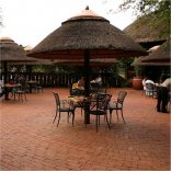 Manyane Resort - Restaurant outside seating