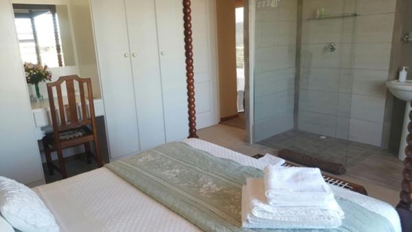 Room 1 Queen with view of sea