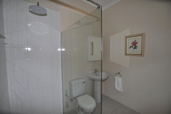 Deluxe Bedroom 2 Shower