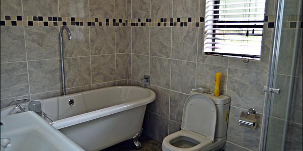 Deluxe Suite Bathroom