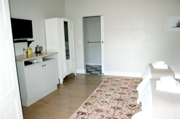 Twin Bedroom 10