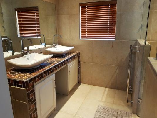 Main bedroom bathroom