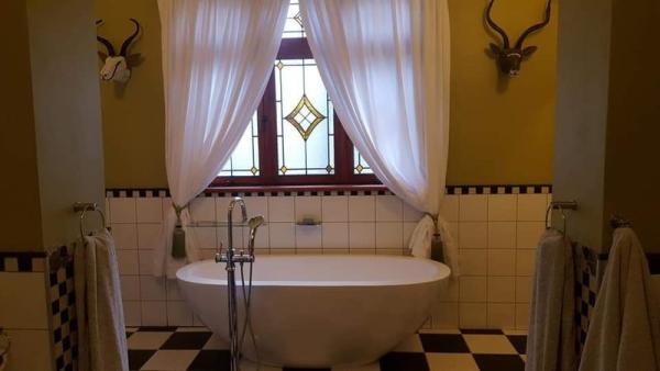 Luxury Suite - Bathroom
