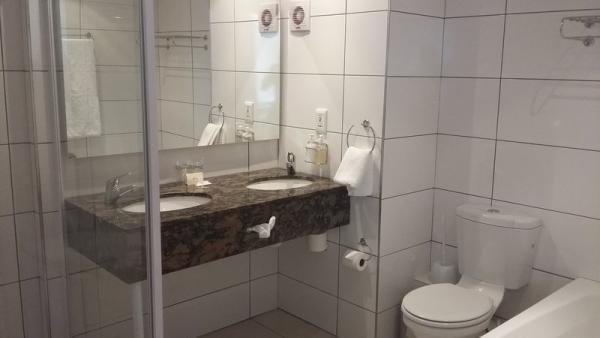 Diaz Hotel - Bathrooms 
