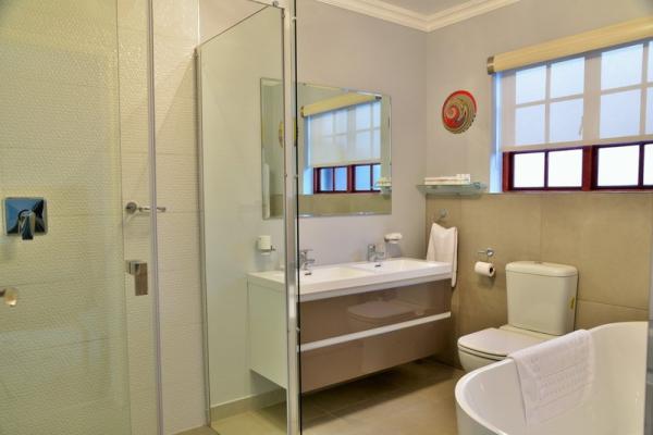 Superior King Twin 10 Bathroom