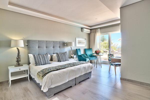 TRAVELLER POOL DECK ROOM