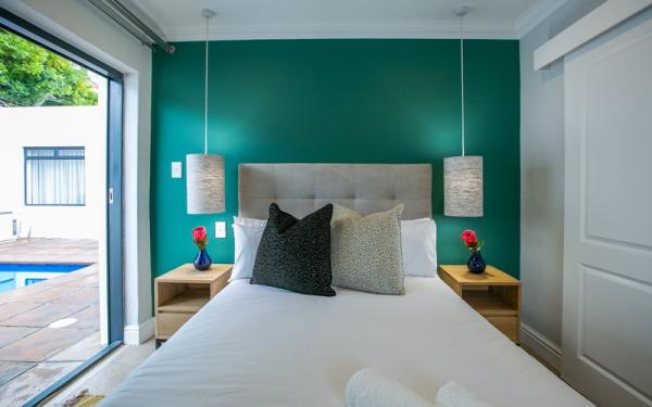 Budget room with sea and pool view