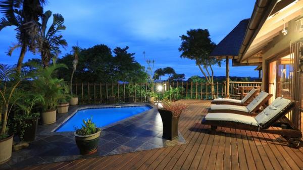 Splash pool on viewing deck