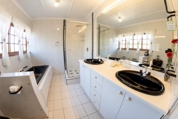 Room image 3