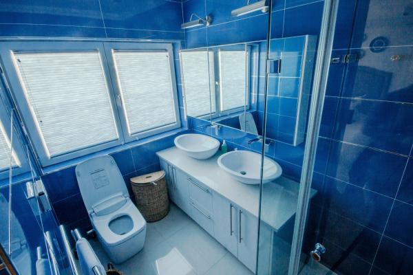 Room image 4