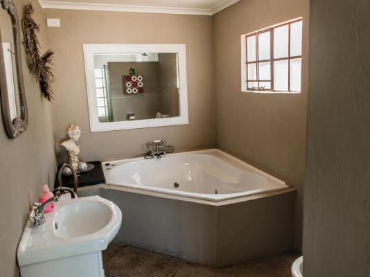 Room image 4