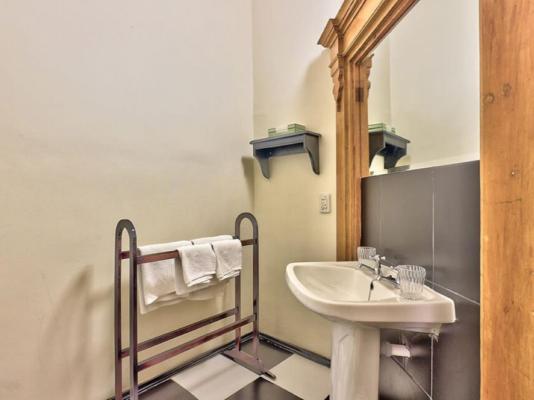 Room image 3