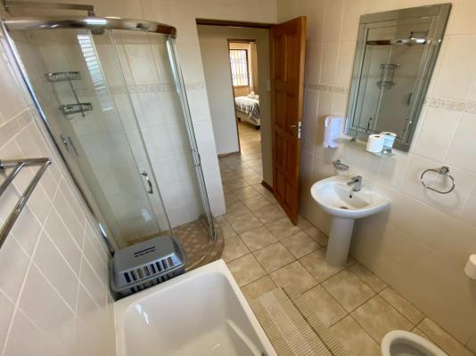Room image 4