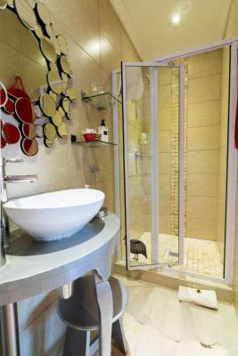 Standard Double Room En-suite Bathroom (R1)