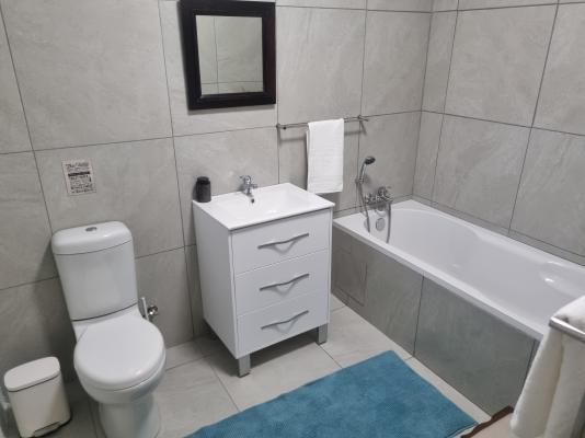 Spare bedroom bathroom with bath.