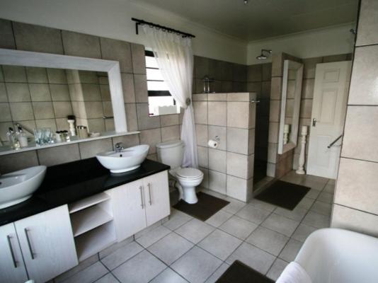 Room image 4
