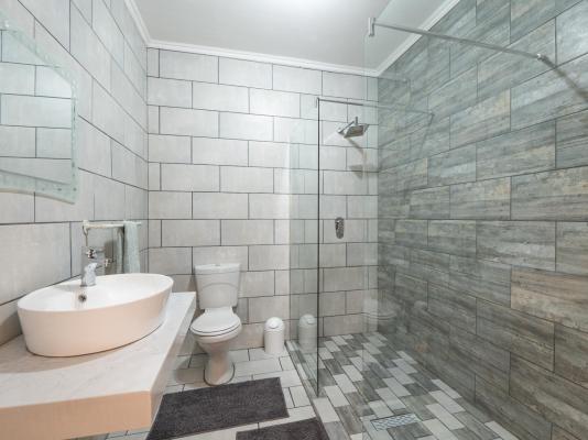 Room image 4