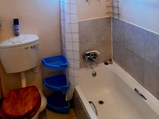 Room image 4