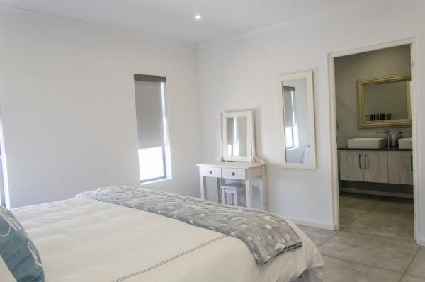 Room image 3
