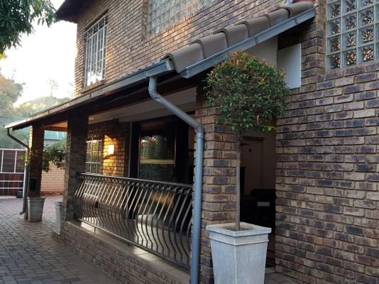 Falling Feather Inn - 211780