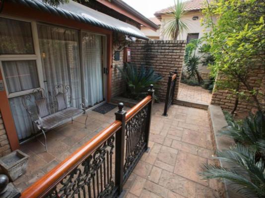 Le Cozmo Guesthouse - 213547