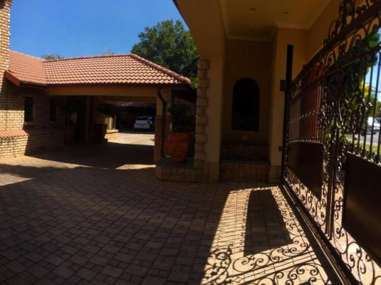 Le Cozmo Guesthouse - 213551