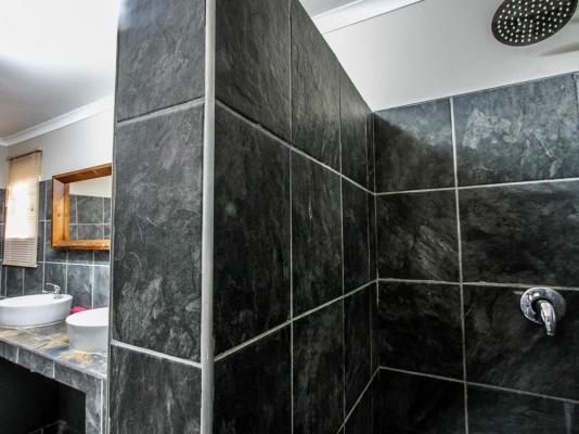 Room image 3