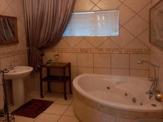 Room image 4