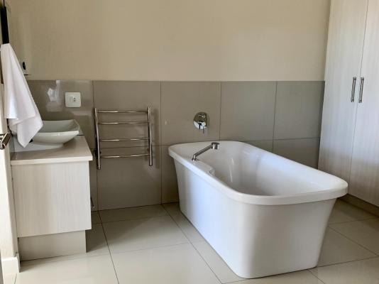 Room image 4