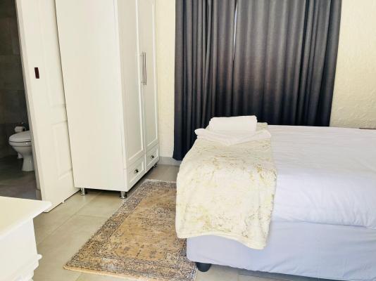 Room image 4