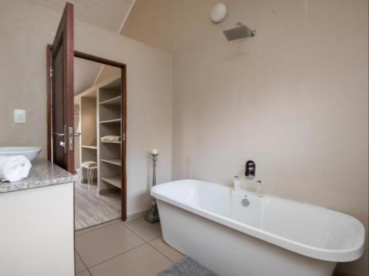 Room image 3