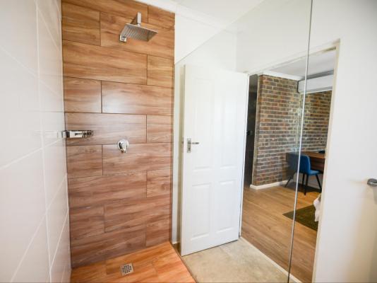 Room image 4