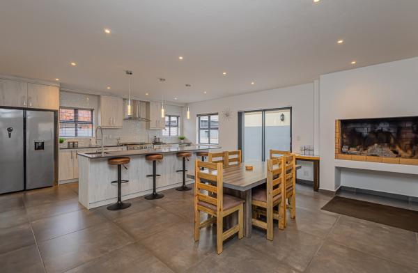 Dalton's Langebaan  - 236994