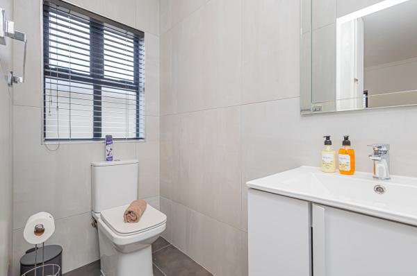 Room image 4