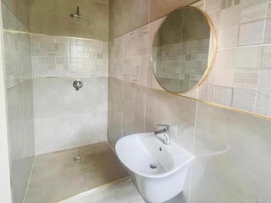 Room image 4