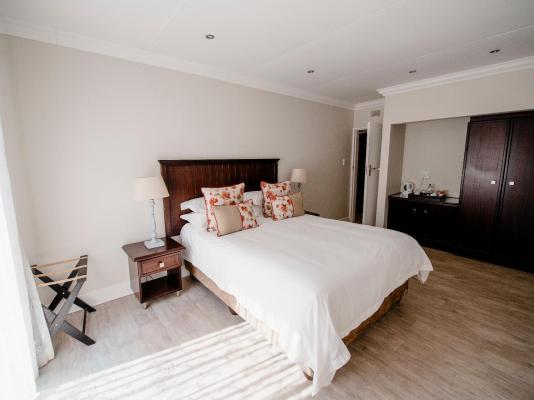 Bateleur Guesthouse - 242992