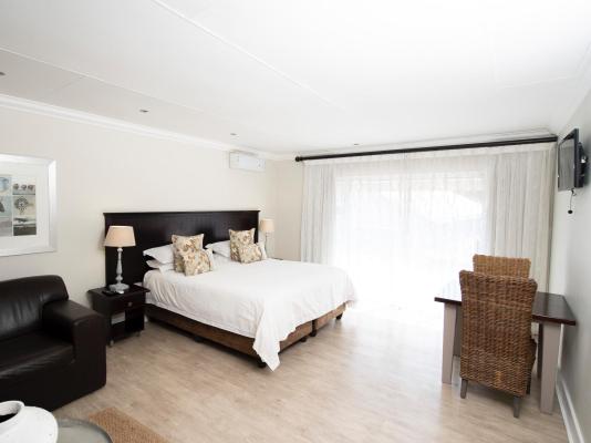 Bateleur Guesthouse - 242996