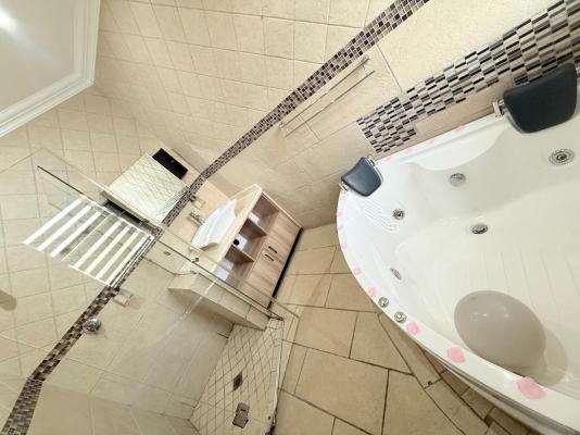 Room image 3