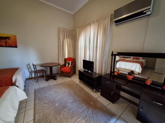 Loerie Lodge Guest House - 250210