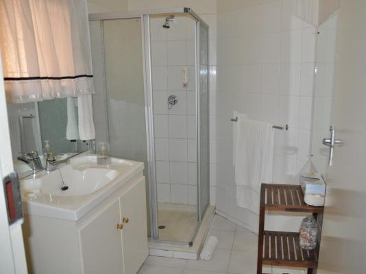 Loerie Lodge Guest House - 250211