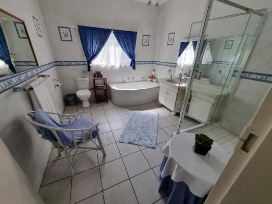 Loerie Lodge Guest House - 250239