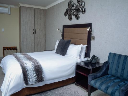 Glancing Left (Pty) Ltd t/a Q's Boutique Stay - 250293