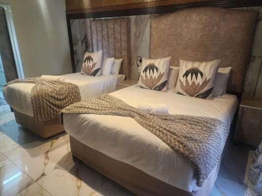 Lakefield Hotel - 250994