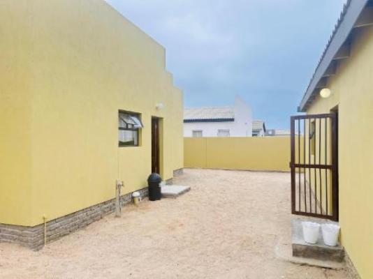 P Wake Luna Guest house - Property / Building