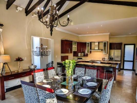7 Lemonwood At Zimbali Luxury Villa - Dining area