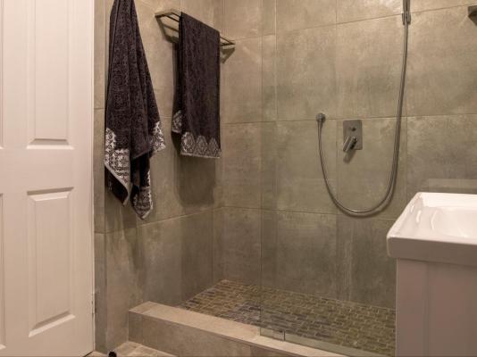 Room image 4