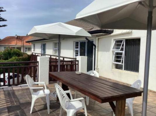 Lullaby Airbnb - Patio