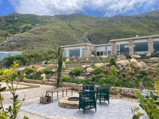 Whale Coast Luxury Suites - Property / Building