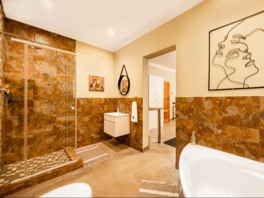 Room image 4
