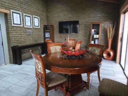 Tripple N Guest Lodge - Dining area